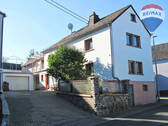 01 Vorderseite - Einfamilienhaus mit 5-ZKB, großer Dachterrasse und Garage in Eppenrod