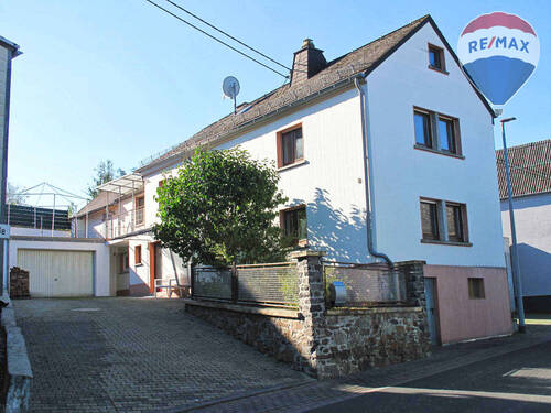 01 Vorderseite - Einfamilienhaus mit 5-ZKB, großer Dachterrasse und Garage in Eppenrod