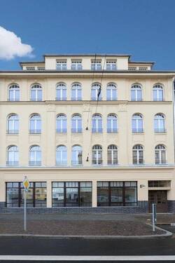Hausfront - Stilvolle ETW mit Top-Ausstattung! + Parkett + Fußbodenheizung + Wanne & Dusche + Balkon + LED-Licht