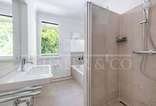 Vollbad mit separater Dusche - 