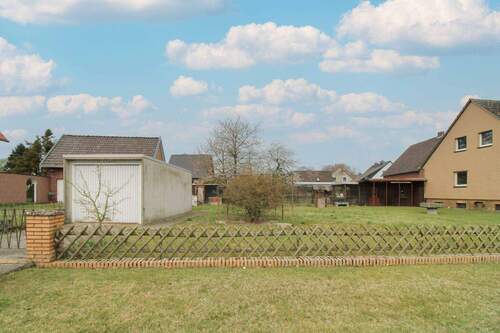 Baugrundstück und Garage - 6 Zimmer Einfamilienhaus in Tiddische
