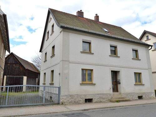 Hausansicht Straßenseite mit Haupteingang und Toreinfahrt zum Grundstück - 6 Zimmer Einfamilienhaus zum Kaufen in Weidenberg