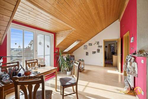 Essbereich - Lichtdurchflutete Dreizimmerwohnung mit zwei Balkonen und Garage in ruhiger Lage