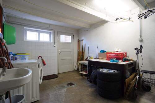 Waschküche mit Zugang zum Garten - 