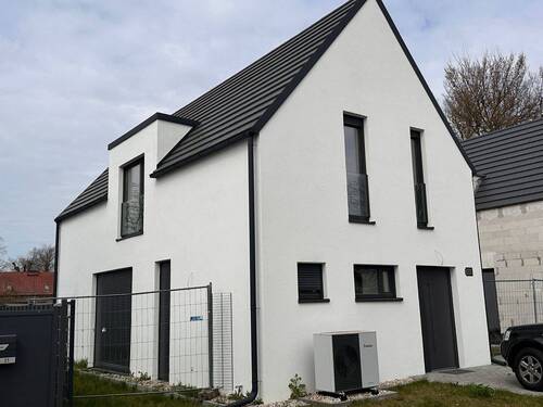 Haus front 01.JPG - Exklusives Einfamilienhaus mit moderner Ausstattung in ruhiger Wohnlage. Erstbezug!