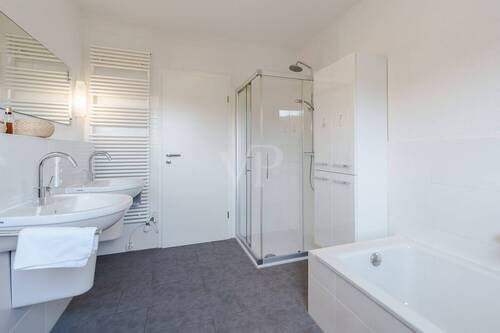 Bad Erdgeschoss mit Wanne und Dusche - 