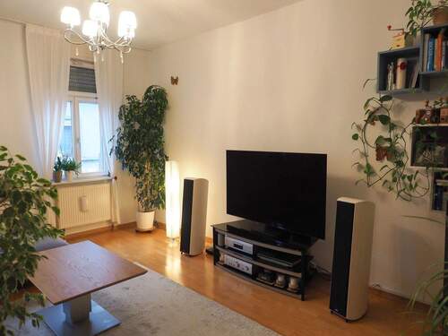 Wohnzimmer - 3 Zimmer Etagenwohnung zum Kaufen in Ludwigshafen