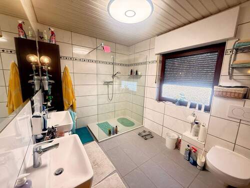 Bad im EG - 7 Zimmer Bungalow in Waldbrunn