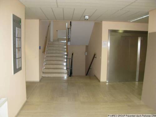 Treppenhaus und Fahrstuhl - 