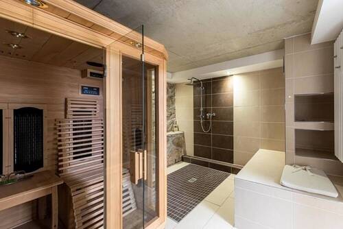 Sauna mit kleinem Wellnessbereich im Untergeschoss - 