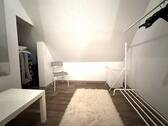 Dachgeschoss-Wohnung - Ankleide am Badezimmer angrenzend - 