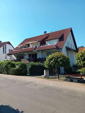 Aussenansicht von der Straßenseite - 3 Zimmer Etagenwohnung zum Kaufen in Daisendorf