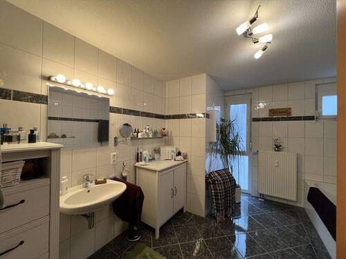 Bad mit Wanne und Dusche - 