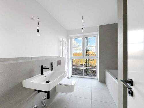 TAGESLICHTBAD MIT WANNE UND DUSCHE - 