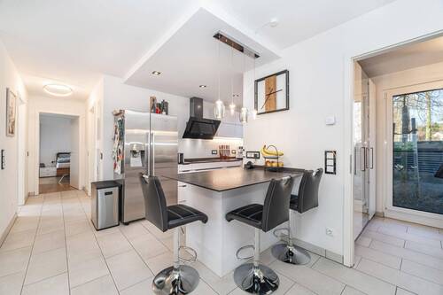 offene Küche mit Tresen - 