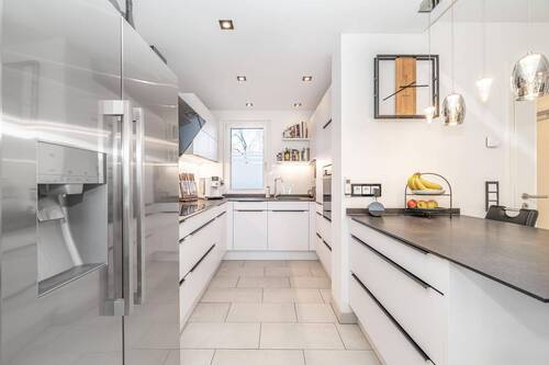 Küche mit Fenster und Einbauten - 