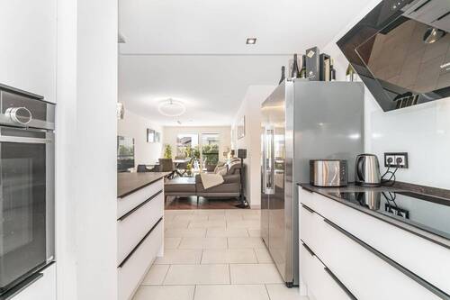 Küche mit Blick zum Wohnbereich - 