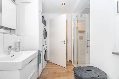 Bad mit Platz für die Waschmaschine und Trockner - 