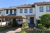 Vorderansicht - Charmantes Reihenhaus mit Garten und großem Potenzial in familienfreundlicher Lage