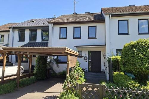 Vorderansicht - Charmantes Reihenhaus mit Garten und großem Potenzial in familienfreundlicher Lage