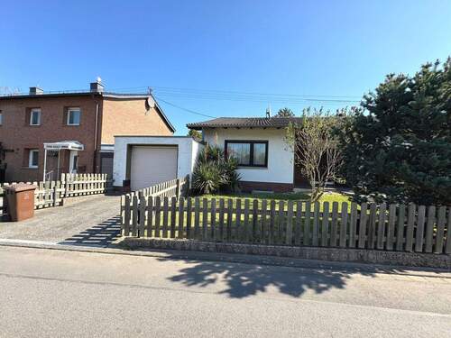 Anstelle der Garage wirkt eine Gartengestaltung - 