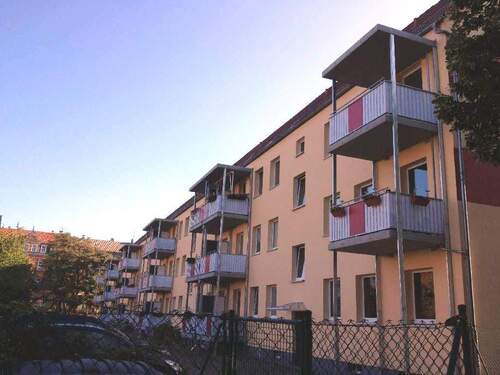 01 Hausansicht.jpg - W0496 - Singlewohnung mit Balkon im Stadtzentrum