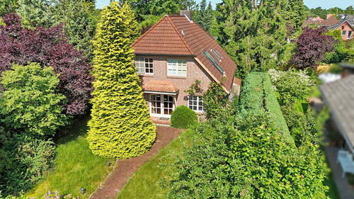 Front Drohne - 5 Zimmer Einfamilienhaus in Henstedt-Ulzburg / Rhen
