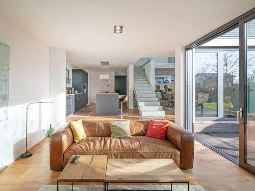 Wohnbereich mit Blick auf die offene Küche - 