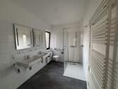 Badezimmer mit Fenster, Doppelwaschbecken, bodenti - 