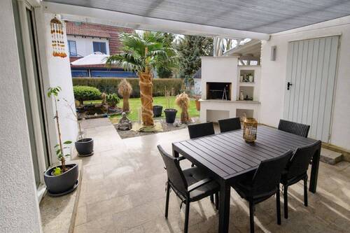Blick von überdachter Terrasse - 5 Zimmer Einfamilienhaus zum Kaufen in Schwabach