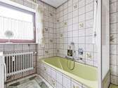Tageslichtbad mit Dusche und Badewanne - 