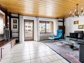 Wohnzimmer mit Zugang zum Balkon - 3 Zimmer Etagenwohnung in Friedrichshafen