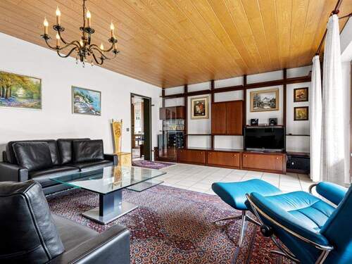 Wohnzimmer mit Zugang zum Balkon - Etagenwohnung mit 92,40 m&sup2; in Friedrichshafen zum Kaufen