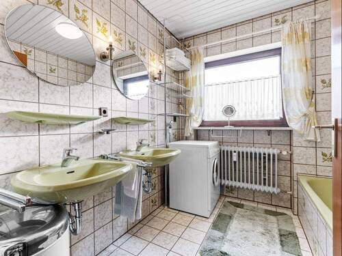 Tageslichtbad mit Dusche und Badewanne - 