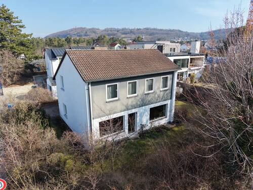 Sanierungsbedürftiges Einfamilienhaus - Familienfreundliches Zuhause in stadtnaher Lage. Sanierungsbedürftiges Einfamilienhaus in Neumarkt.