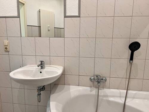 Badezimmer (2) - Etagenwohnung mit 62,00 m&sup2; in Reichenbach zur Miete