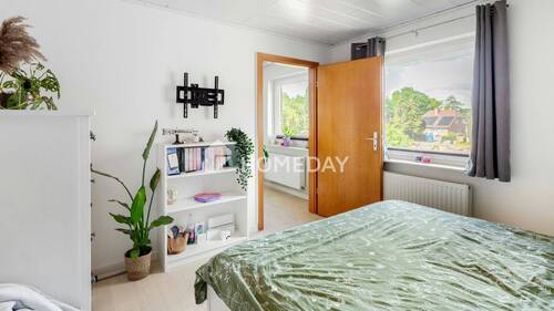 1. OG Schlafzimmer 2 - 