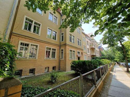 Ansicht mit Vorgarten - 3 Zimmer Etagenwohnung in Halle (Saale)