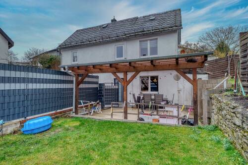 Seitenansicht - Umfangreich modernisiertes Einfamilienhaus mit Garten und Garage - provisionsfrei