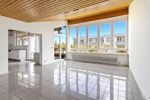 Wohnbereich mit Zugang zum Balkon - Lichtdurchflutete Dachgeschosswohnung mit großer Terrasse in Top-Lage von Weil am Rhein