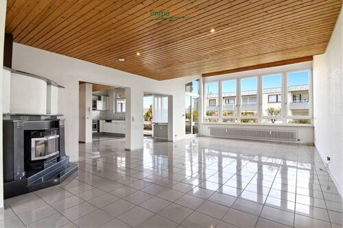 Wohn- und Essbereich mit Kamin und Zugang zum Balkon - 3 Zimmer Etagenwohnung in Weil am Rhein