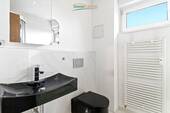 Badezimmer mit Fenster und Dusche - 