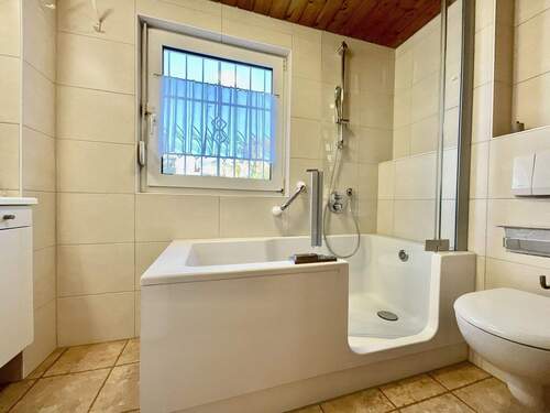 Bad mit begehbarer Wanne - 