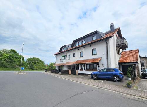 Hausansicht - weitere Stellplätze - 