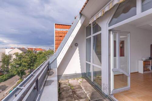 DG-Terrasse mit Zugang zum Wohnzimmer - 