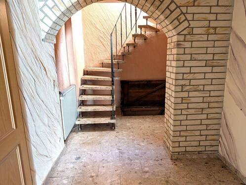 Diele mit Treppe nach oben - 