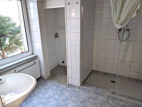 Bad mit Dusche - 