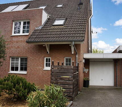 Vordere Seite des Hauses - PROVISIONSFREI: Gepflegte DHH IN ERKELENZ-LÖVENICH