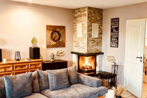 Wohnzimmer mit Kamin - 4 Zimmer Doppelhaushälfte in Erkelenz-Lövenich