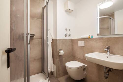 modernes Duschbad - 